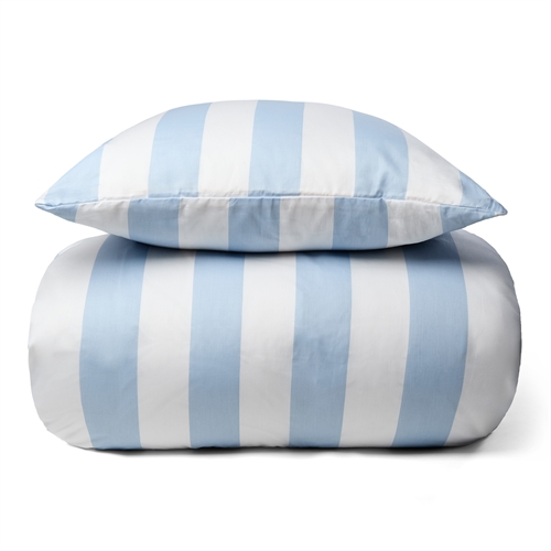 Sängkläder i 100% mjuk och härlig bomullssatin - Vackra ljusblå ränder - 140x200 cm - Nordic Stripe bäddset från By Night