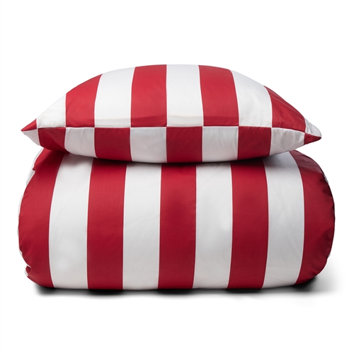 Sängkläder i 100% mjuk och härlig bomullssatin - 200x200 cm - Vackra röd ränder - Nordic Stripe bäddset från By Night
