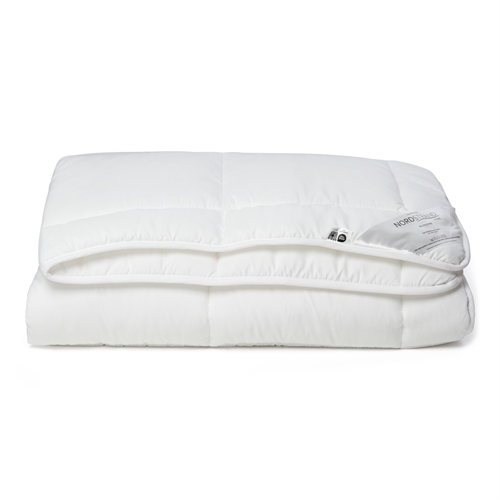 Allergivänligt fibertäcke 140x200 cm - Helårstäcke - Lätt fukttransporterande täcke - Nordstrand Home täcke